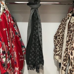 Louis Vuitton Scarf ! Black/Grey
